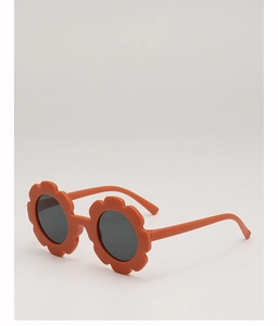 Détail de lunettes de soleil orange en forme de fleur pour enfants avec verres sombres