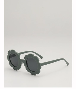 Détail de lunettes de soleil fleur pour enfants en vert sauge mat avec verres gris foncé