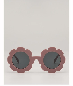 Détail de lunettes de soleil enfants en forme de fleur rose foncé à verres gris