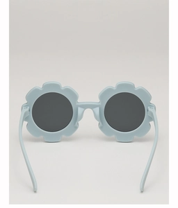 Détail de lunettes de soleil fleurs bleu clair pour enfants avec verres gris foncé