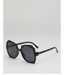 Side view detail of fashion oversized sunglasses with black frame and dark lenses