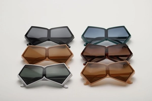 Collection de lunettes de soleil géométriques oversize aux montures futuristes variées
