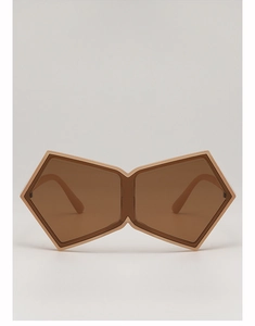 Détail de lunettes de soleil géométriques oversize avec monture marron tendance