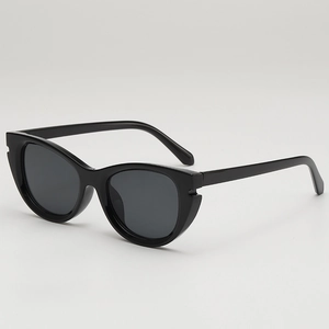 Lunettes de soleil œil de chat vintage avec monture noire brillante et détails ajourés