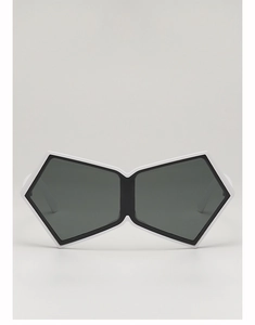 Gros plan sur des lunettes de soleil blanches oversize avec verres pentagonaux futuristes