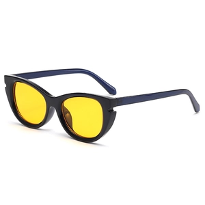 Lunettes de soleil œil de chat rétro avec verres jaunes et branches bleu foncé sur blanc