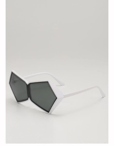 Vue détaillée des lunettes de soleil géométriques blanches avec verres foncés