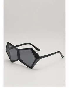 Gros plan détaillé de lunettes de soleil futuristes avec monture noire polygonale large