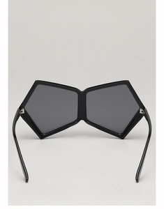 Vue arrière de lunettes de soleil géométriques oversize avec monture noire et verres gris