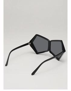 Gros plan détaillé de lunettes de soleil noires géométriques avec angles futuristes