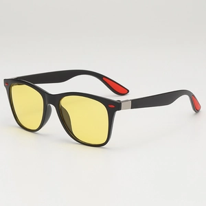 Lunettes de soleil carrées noires avec verres jaunes et détails rouges sportifs