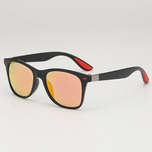 Lunettes de soleil carrées noires avec verres polarisés orange et détails rouges