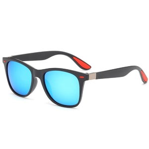 Lunettes de soleil carrées noir mat avec verres miroir bleus et détails contrastés rouges