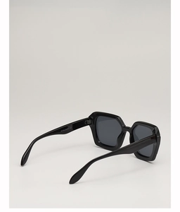 Detail view of model M6185 showing frame size specs inside black hexagonal sunglasses