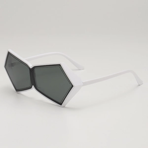 Lunettes de soleil blanches géométriques surdimensionnées avec des verres gris foncé tendance