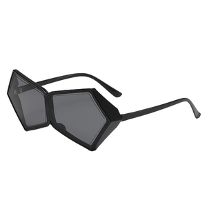 Lunettes de soleil oversize noires futuristes avec design géométrique irrégulier
