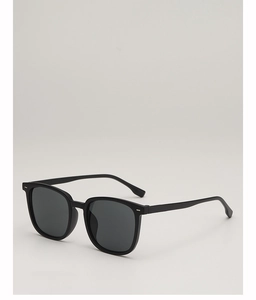 Detail der quadratischen matt-schwarzen Sonnenbrille mit kleinen Silbernieten