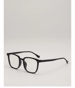 Detailansicht der schwarzen quadratischen Sonnenbrille mit glänzendem Finish und Nieten