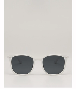 Detail einer weißen quadratischen Sonnenbrille mit Metallnieten und grauen Gläsern