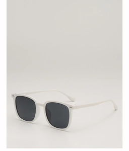 Detailansicht der weißen quadratischen Sonnenbrille mit dunklen Gläsern und Nietenverzierung