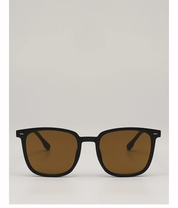 Detail der quadratischen Vintage Sonnenbrille mit schwarzem Rahmen und Metallnieten