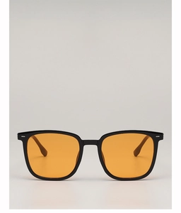 Detailaufnahme der quadratischen schwarzen Sonnenbrille mit orangen Gläsern und Nieten