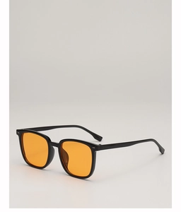 Detail von schwarzer eckiger Sonnenbrille mit orangen Gläsern und Nieten