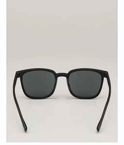 Vorderansicht einer schwarzen quadratischen Sonnenbrille mit dunkelgrauen Gläsern