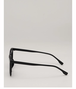 Seitenansicht der quadratischen Vintage-Sonnenbrille mit schwarzem Rahmen und Bügeln