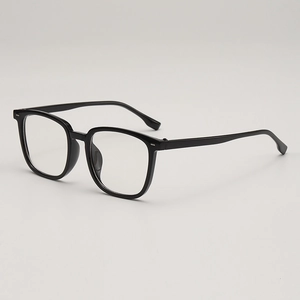 Klassische quadratische schwarze Sonnenbrille mit glänzendem Rahmen im Retro-Look
