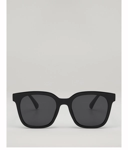 Vorderansicht der großen schwarzen quadratischen Sonnenbrille mit dunkelgrauen Gläsern