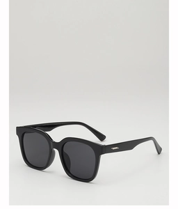 Detailaufnahme der glänzenden schwarzen quadratischen Sonnenbrille mit Metallakzenten