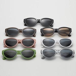 Vue à plat de lunettes de soleil œil-de-chat ovales rétro en sept couleurs assorties en plastique