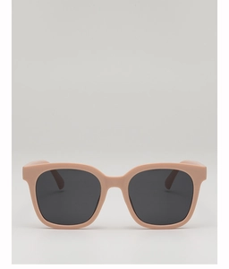 Detailansicht der rosa matten quadratischen Sonnenbrille mit dunkelgrauen Gläsern