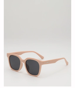 Detailaufnahme der hellrosa quadratischen Sonnenbrille mit silbernen Metallakzenten
