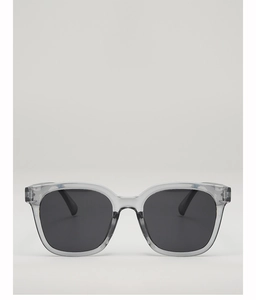 Detailansicht der quadratischen Übergroße-Sonnenbrille mit transparentem grauem Rahmen und Gläsern