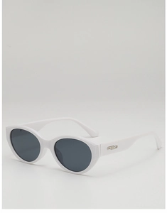 Détail de lunettes de soleil œil de chat blanches avec verres gris et accents argentés