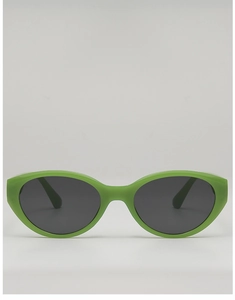 Vue frontale de lunettes de soleil œil de chat vertes avec verres gris et monture polie