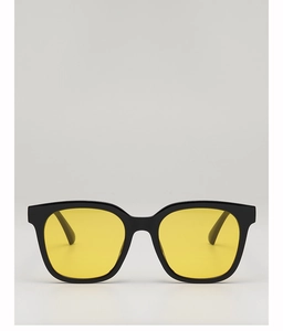 Nahaufnahme der quadratischen Sonnenbrille mit schwarzem Rahmen und gelben Gläsern