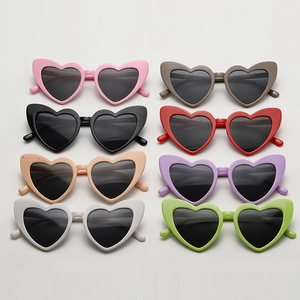 Vue à plat de lunettes de soleil coeur pour enfants en huit couleurs avec verres foncés