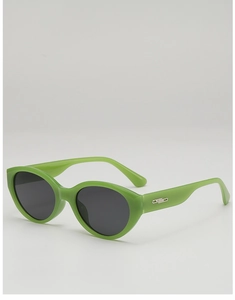 Détail de lunettes de soleil œil-de-chat vert citron avec décorations argentées