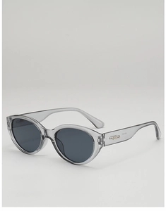 Détail de lunettes œil de chat grises transparentes avec décorations en métal argenté