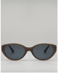 Détail des lunettes de soleil vintage œil-de-chat marron thé avec verres polarisés gris