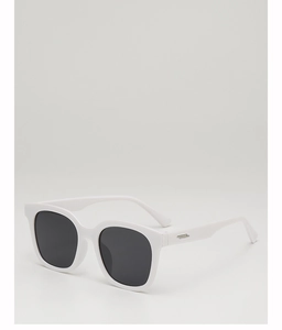 Detailansicht der weißen quadratischen Sonnenbrille mit silbernen Bügeln und grauen Gläsern