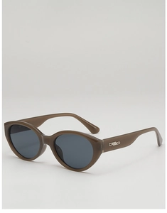 Détail de lunettes de soleil œil-de-chat avec monture marron et décor en métal argenté