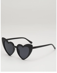 Détail de lunettes de soleil noires en forme de cœur avec verres gris pour enfants