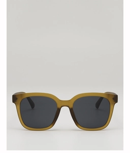 Detailansicht der senfgelben, quadratischen Sonnenbrille mit dunkelgrauen Gläsern