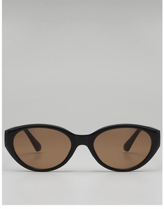 Gros plan de lunettes de soleil œil-de-chat rétro avec monture noire et verres marron