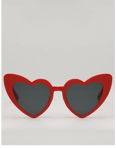 Vue détaillée de lunettes de soleil coeur rouges pour enfants avec verres foncés tendance