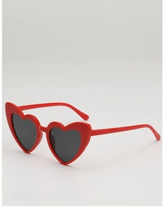 Détail de lunettes de soleil rouges pour enfants en forme de cœur avec verres foncés